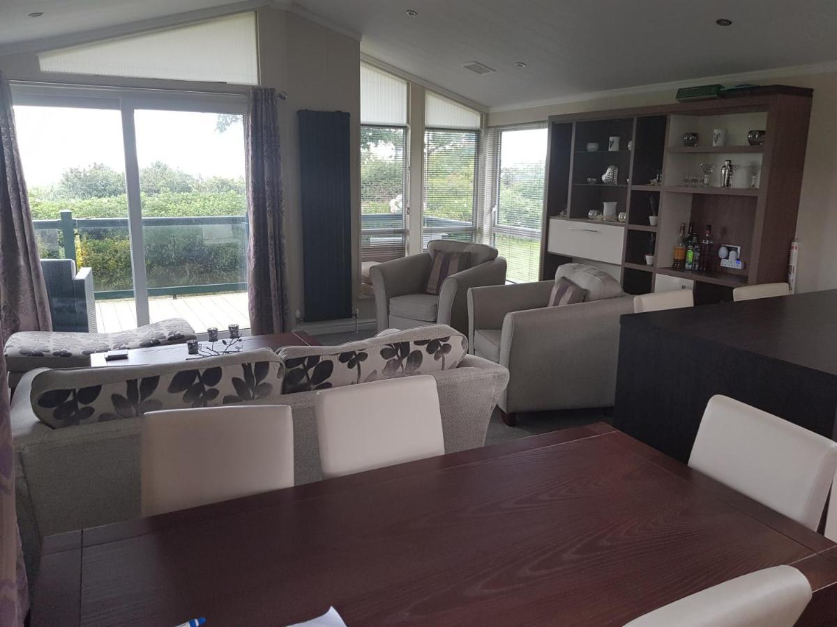 Sea Views, Fabulous Modern Holiday home *