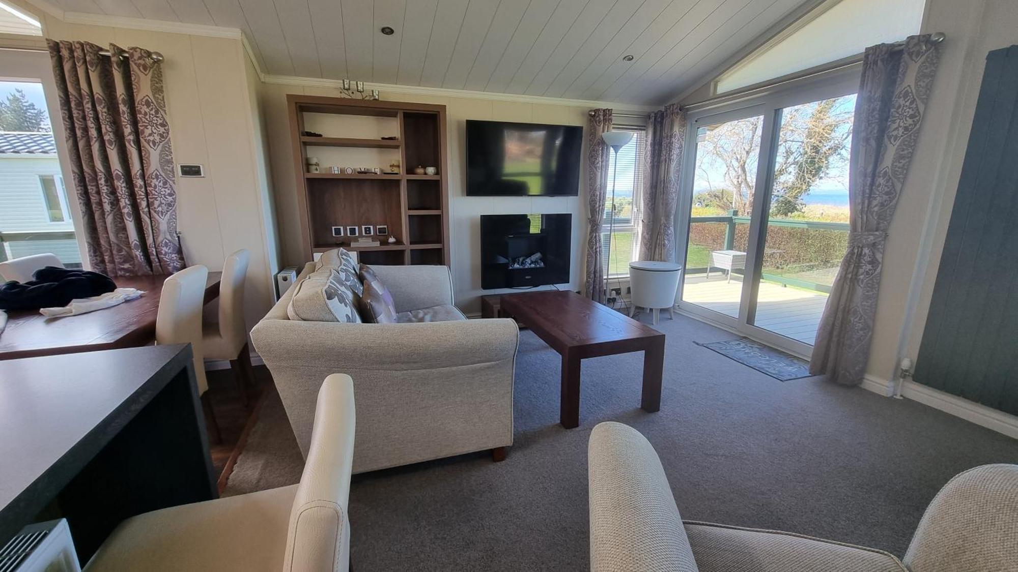 Sea Views, Fabulous Modern Holiday home *